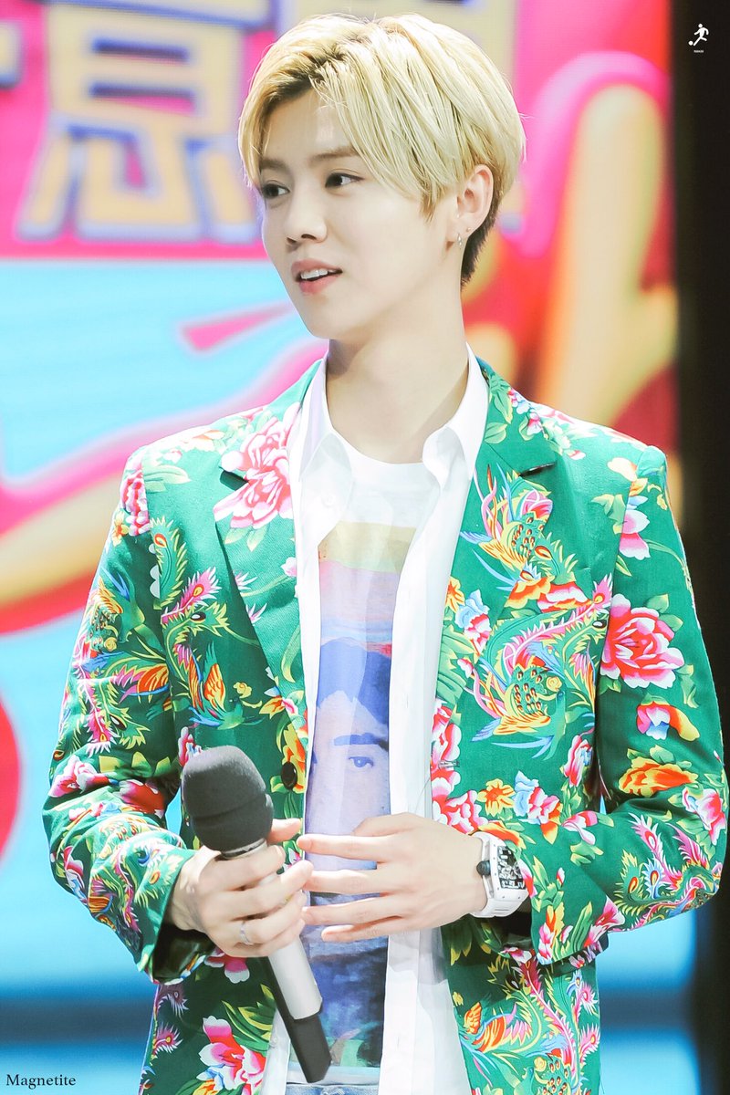 Magnetite1220's tweet photo. #鹿晗 #luhan  170503快乐大本营录制(⺣◡⺣)♡ https://t.co/oDEuMAgkxd