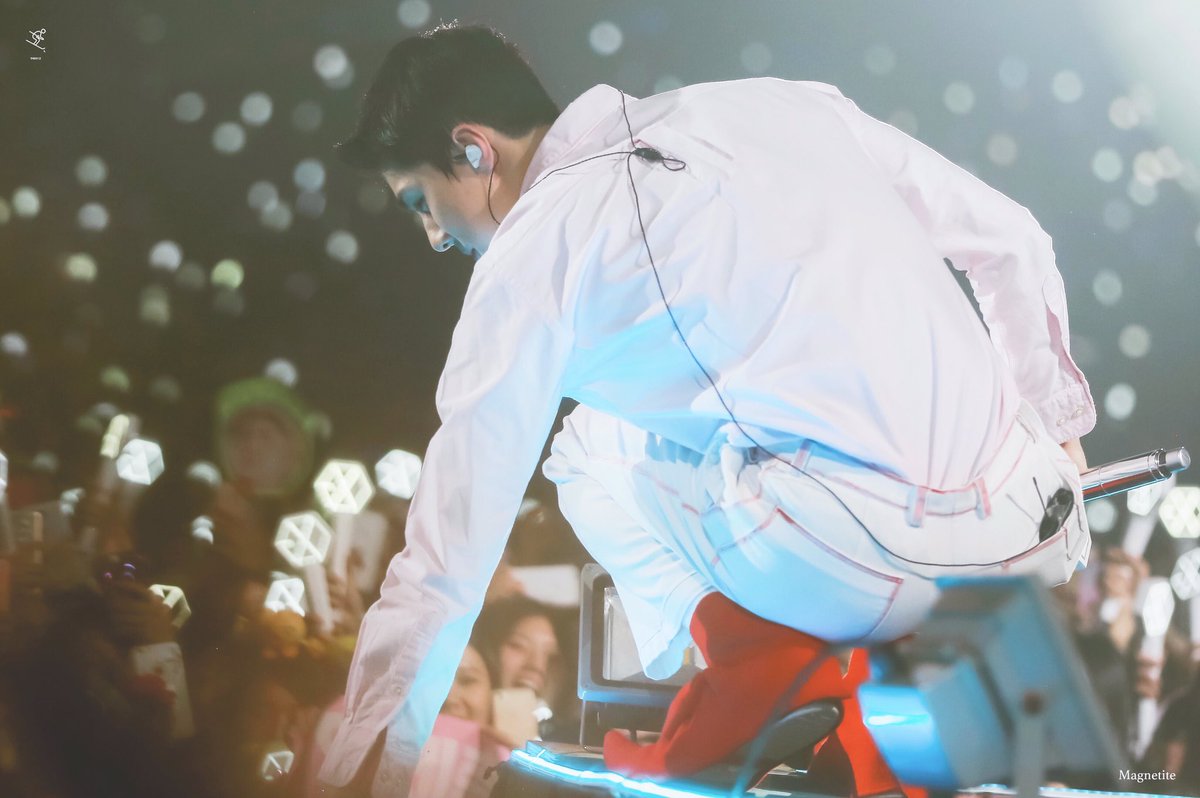 Magnetite1220's tweet photo. #sehun #吴世勋 
月色和雪色
你是第三种绝色 https://t.co/V98oM9IxSN