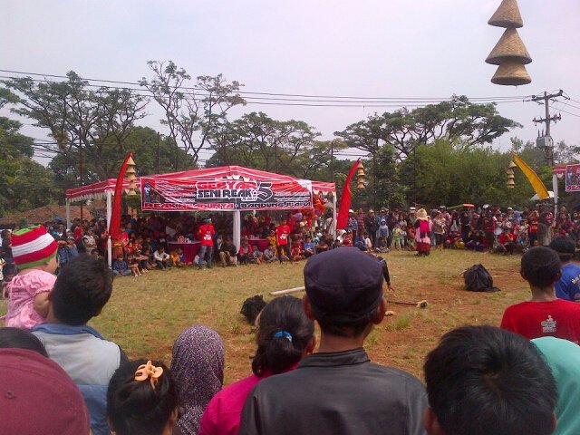 Sedang Berlangsung Tampilan ke-4 seni Reak Putra sawargi <a href="/ridwankamil/">Ridwan Kamil</a> @DISBUDPAR_BDG <a href="/kennydewi/">kenny dewi kaniasari</a> <a href="/Sigitiskandar77/">sigit iskandar</a>