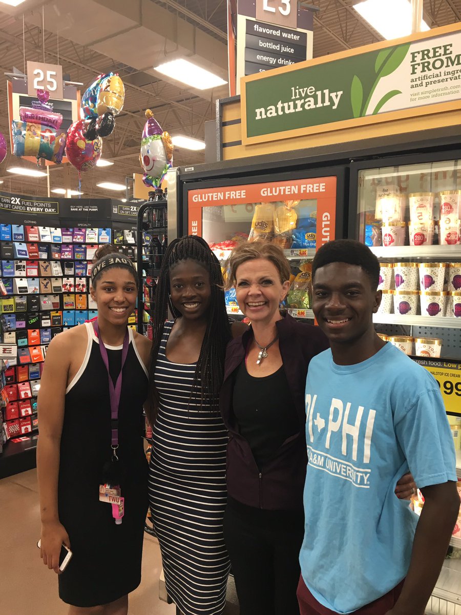 HeroThanks's tweet image. "Magee' Mom!" they yelled, as they ran up to me.  carrytheload.org/goto/chaplaina… ~ we are raising money to fund non-profits! 🇨🇱