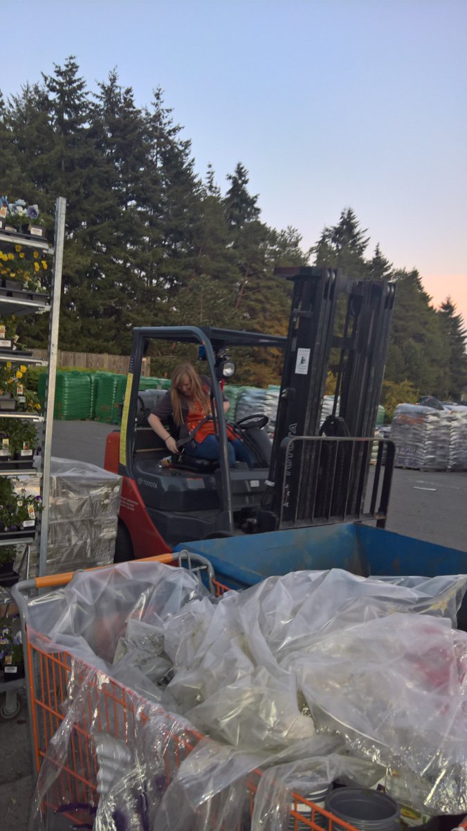 SeanRLamothe's tweet photo. .@richelle_chrest is helping customers with block! #hd4707 #HDfieldtrip #ImATraitor https://t.co/s58QuFgJ2r