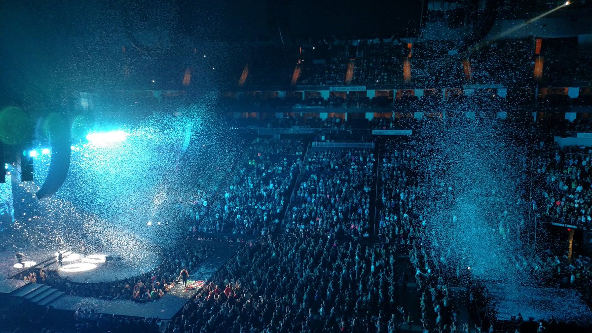 LiveNationHOU's tweet photo. .@NKOTB bring it every time! What a show here at @ToyotaCenter #TotalPackageTourHouston #TotalPackageTour https://t.co/m88NMDNKah
