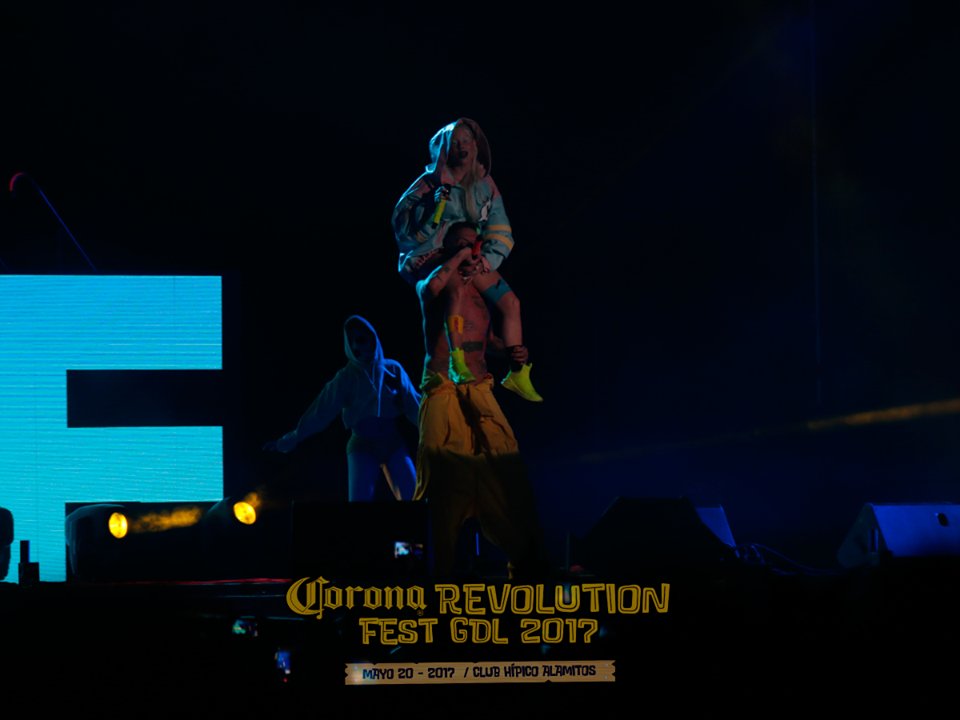 Revolutionfest1's tweet photo. Uno de los actos estelares de la noche, @DieAntwoord puso a saltar a todos los presentes en el Jalisco Stage #CoronaRevolutionFest https://t.co/ljF2ZEhBEk