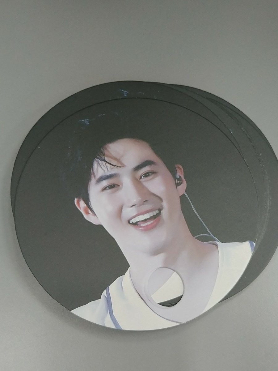 suho_only's tweet photo. E1이벤트 사진협력을 해주신 It's Raining님의 부채 나눔 시작합니다! 많이들 찾아주세요:) https://t.co/c1EtW1jAqn