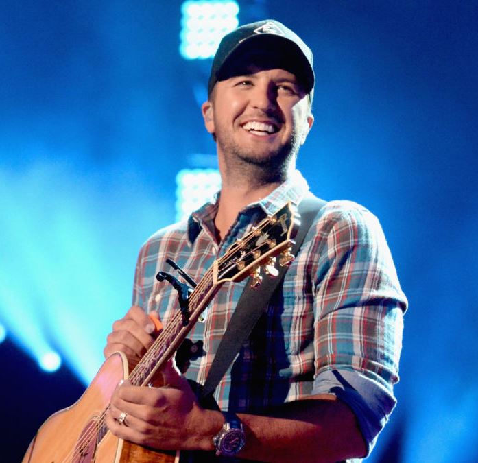 CMT's tweet image. Go inside @LukeBryanOnline&apos;s four-story vacation home in Florida and see why he named it &quot;Snowman&quot; &amp;gt; at.cmt.com/oD6f30bSWUX 🏠🌴