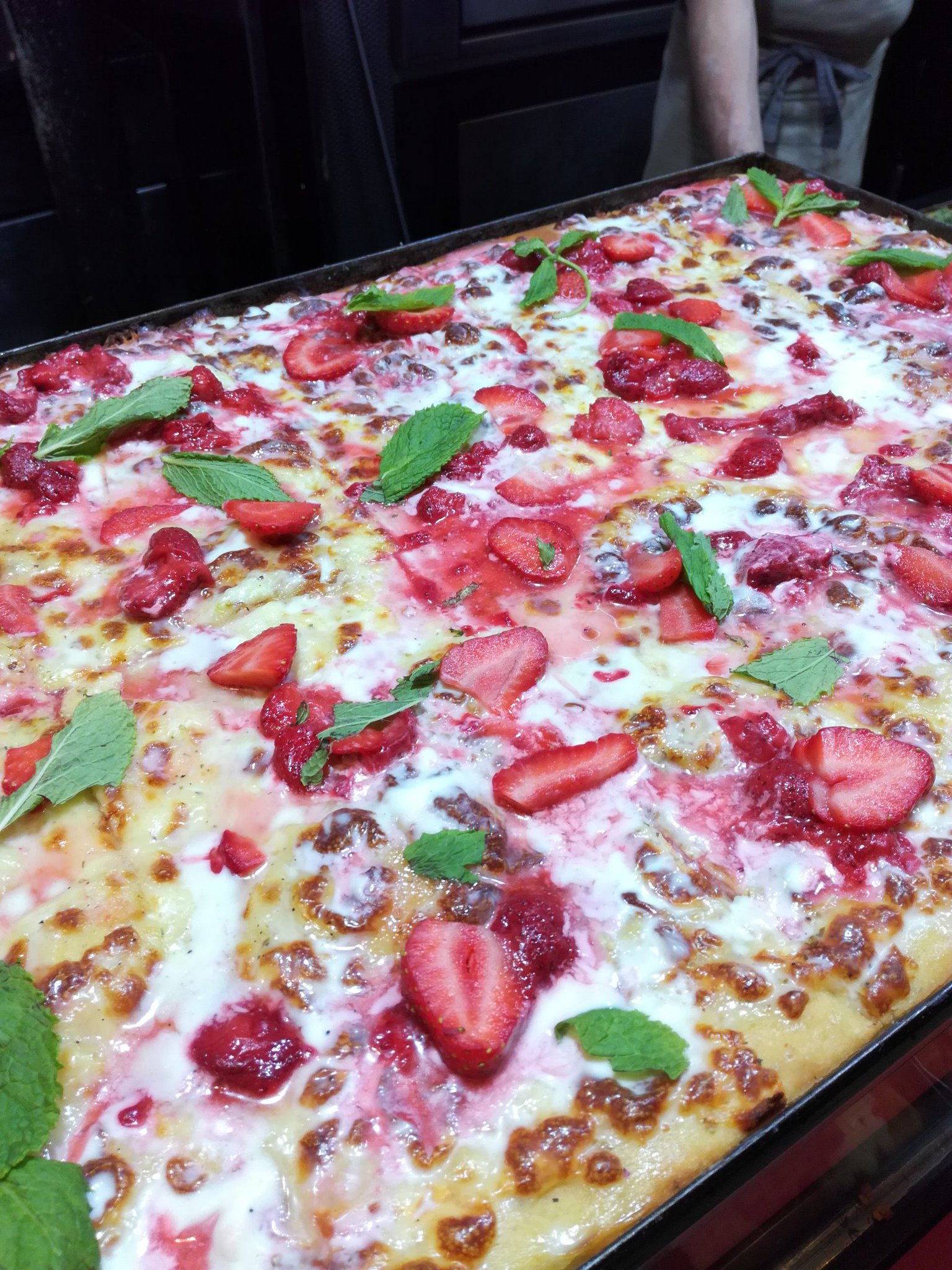 Bap* Charden 🍀 on Twitter &quot;Une pizza&hellip; à la fraise. L�ananas vient de