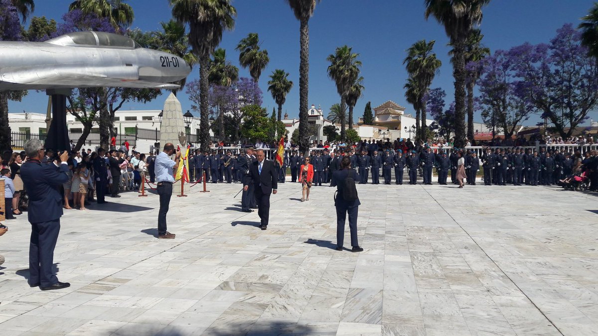 EjercitoAire's tweet photo. Más de cien ciudadanos juran bandera en @espartinas #Sevilla #ACARTablada https://t.co/Jc3ecyu8ZS