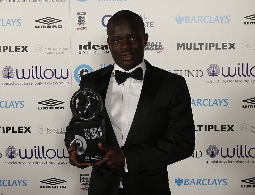 ActuFoot_'s tweet photo. Kanté cette saison en PL :

🏆Champion
🎖Joueur de la saison
🎖PFA Joueur de la saison
🎖FWA Joueur de la saison 
🎖Joueur londonien de la saison https://t.co/7L3WPOzVBA