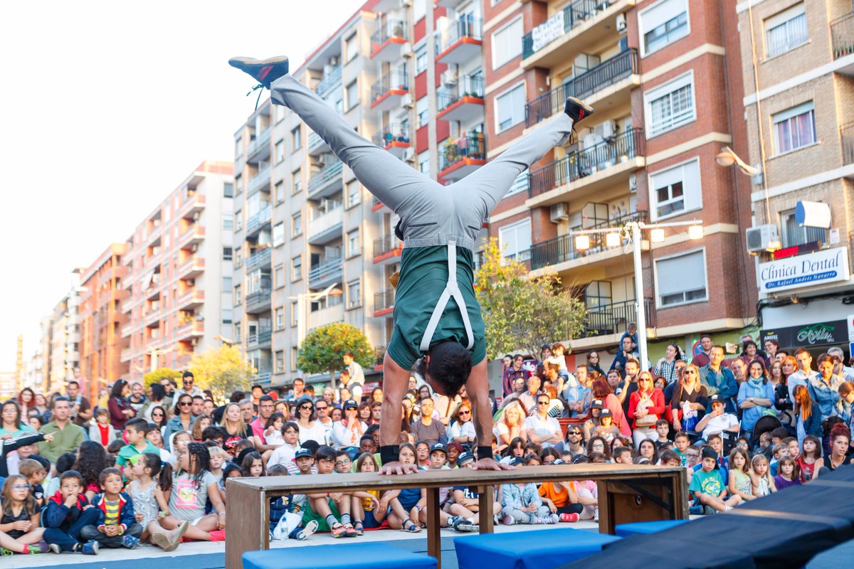 Instal·laren l'apartament en l'avinguda i ens obsequiaren amb un recital d'equilibris, salts i acrobàcies. <a href="/CirkaboutIt/">Cirk About It</a> #MACMislata2017