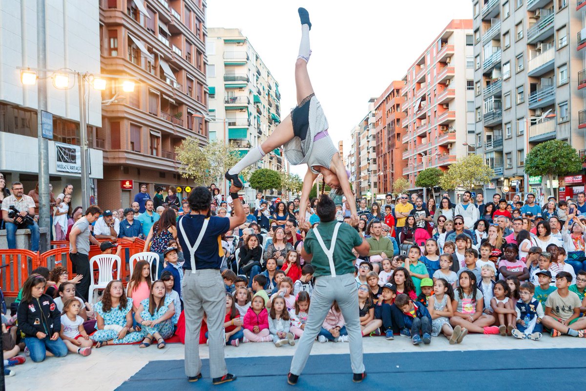AjMislata's tweet photo. Instal·laren l'apartament en l'avinguda i ens obsequiaren amb un recital d'equilibris, salts i acrobàcies. @CirkaboutIt #MACMislata2017 https://t.co/vl9AsrrcWC