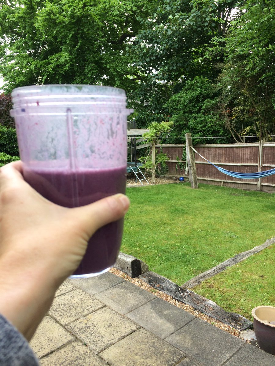 kh1975a's tweet photo. Quick 15 min HIIT in the garden @thebodycoach and a mixed berry and almond milk smoothie @thenutribullet to start my Sunday Ooosh 😊☀️💪🏻 https://t.co/y8TemnXK7C