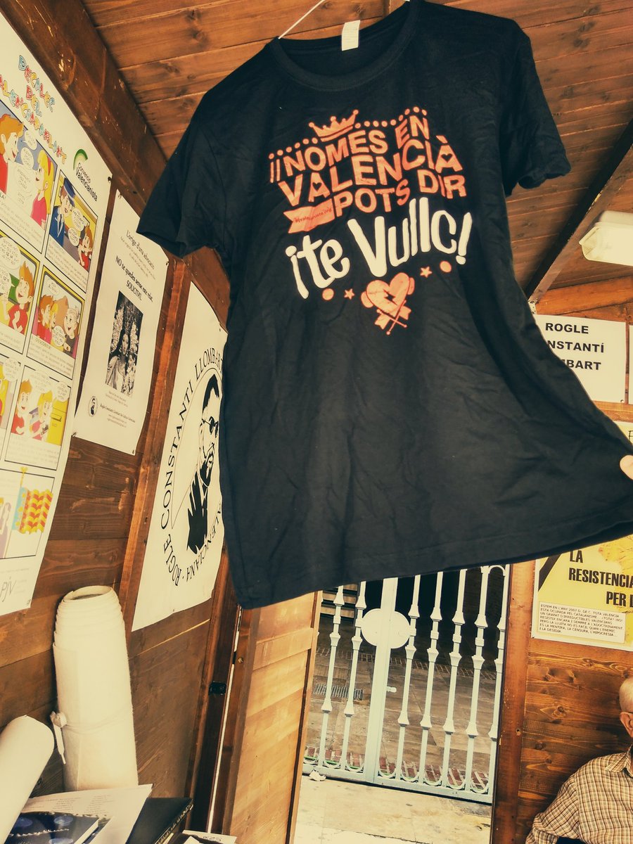 rogleconstanti's tweet photo. Disponible en la nostra caseta, camiseta de "Nomes en valencià pots dir ¡te vullc!" #FiraValenciania2017 https://t.co/Z49RVTPSQP