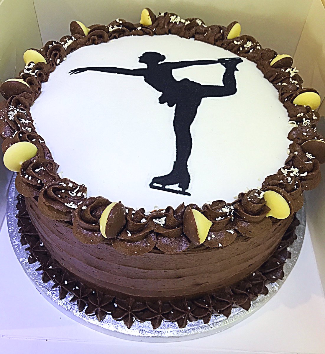 DeeliciousGee's tweet photo. Perfectly balanced chocolate fudge cake #DairyFree #Vegan #VeganTreat #WhatVegansEat #VeganBakeryGlasgow #VeganCakesGlasgow https://t.co/nqHQsqiuf2