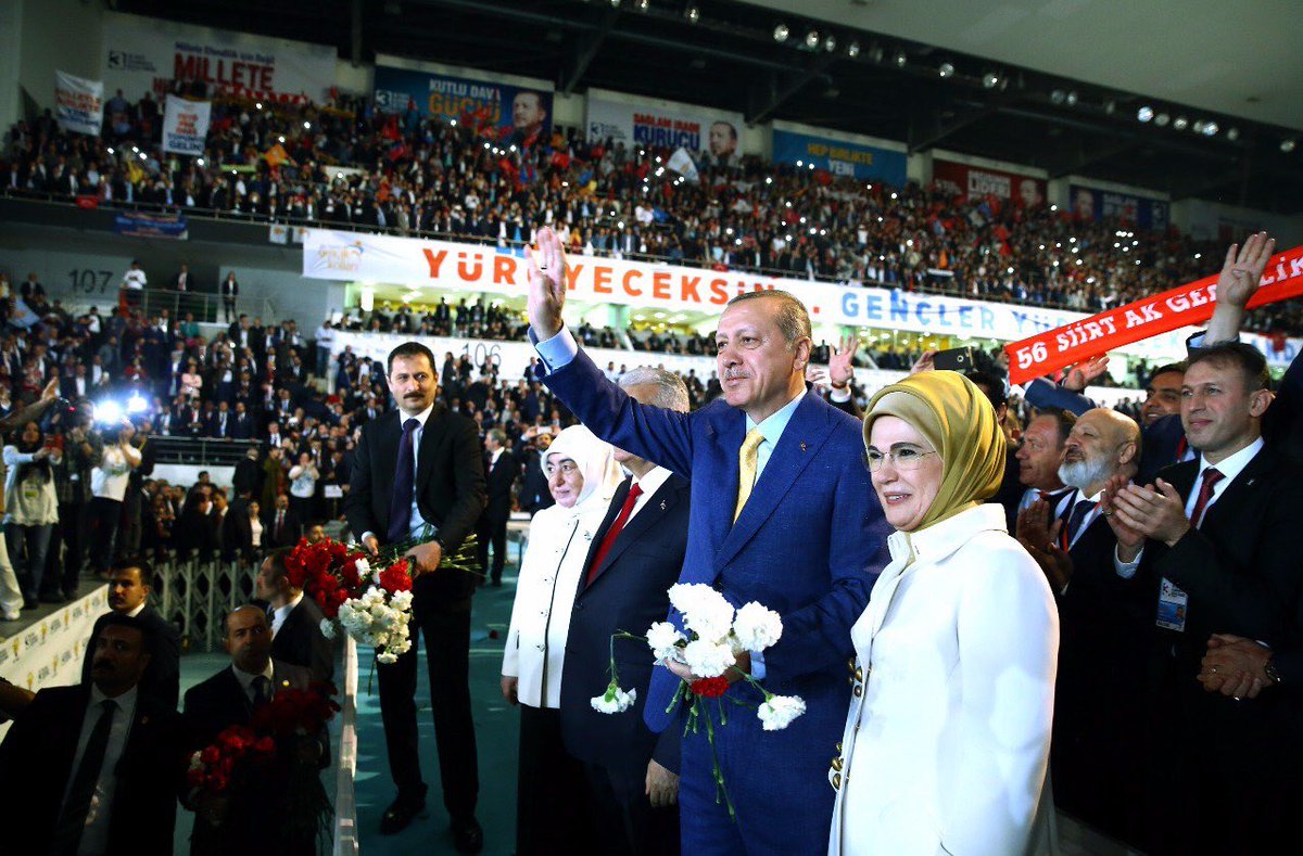 UniakGM's tweet photo. Cumhurbaşkanı Erdoğan ve Başbakan Yıldırım, 3. Olağanüstü Büyük Kongremizde #YeniAtılımDönemi https://t.co/90rhJJcAw0