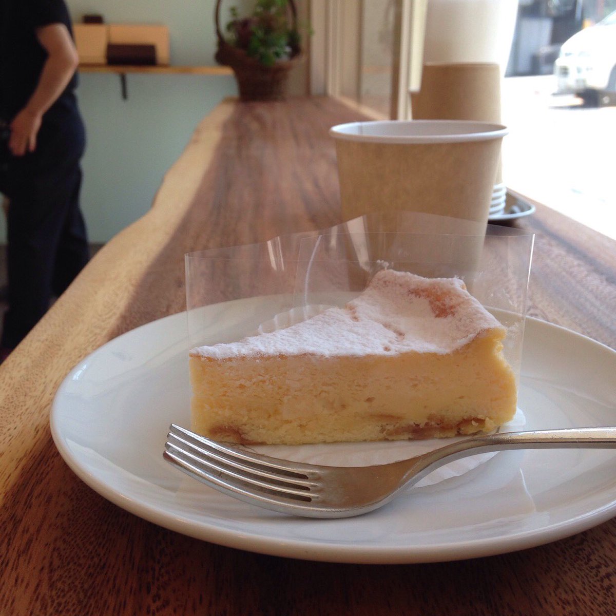 有賀 薫 吉田牧場のクリームチーズケーキ 吉田牧場は岡山にあり 乳製品の美味しさには定評のある牧場で その味わいを生かすため 生地に混ぜ込むのではなくクリーム状にして重ねているとのことです これまで食べたことのない感じの でもとんがってい