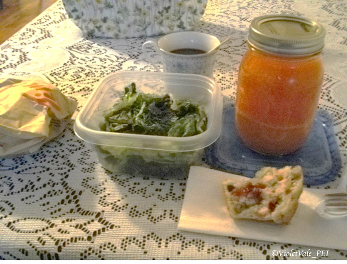 VioletVale_PEI's tweet photo. #PEI でのある日の夕食
右のオレンジ色のドレッシングが↓Jinny's Dressing。
酸味が効いていて好み♡
グリーンリーフやディルのサラダに。
嘗てのDoctor's Innのサラダをプチ再現。
@CFMPEI #PEI #PrinceEdowardIsland https://t.co/0hGgDXRCz7