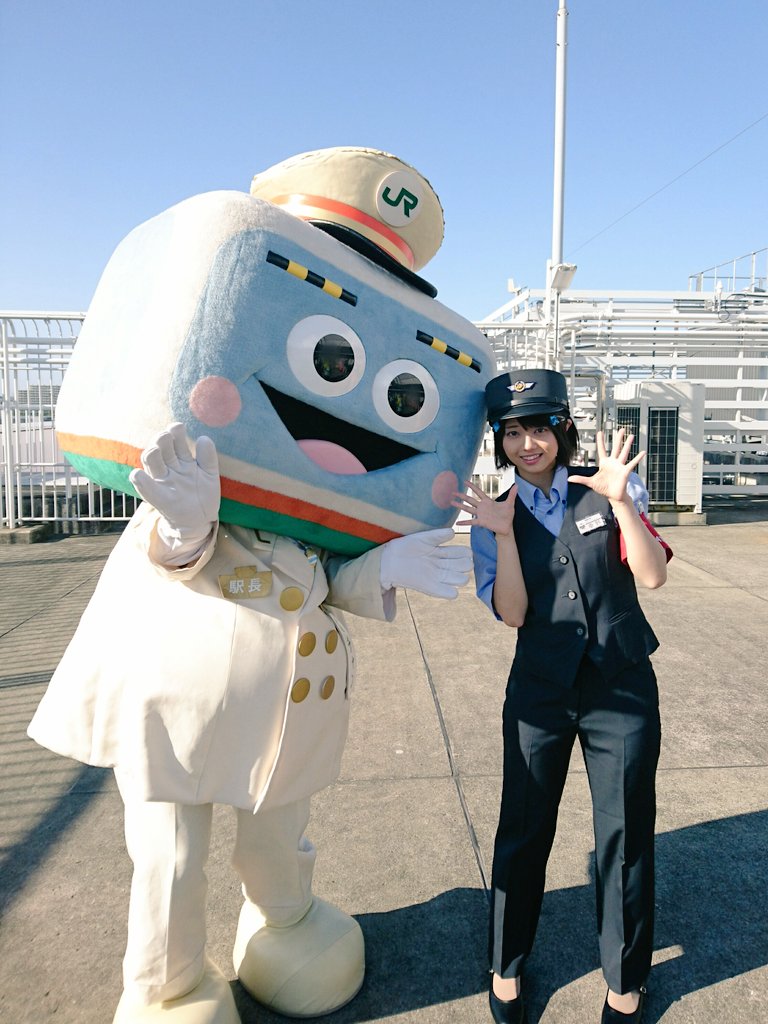 幸野ゆりあ ゆるキャラ紹介 Jr東日本 横浜支社のマスコットキャラクター ハマの電チャンと Jrの駅員さんたちとも敬礼でお写真撮ってもらえたよ 贅沢なのだっ Jr東日本 ハマの電チャン シーサイドライン Pg T Co Ffkvesbl77
