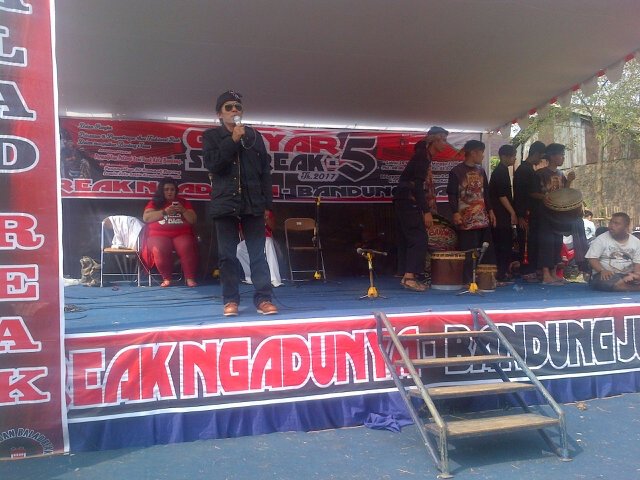 Kang Budi Daltoh "TokohBandung" Hadiri acara GebyarSeniReak-5 Hari Ke-2 <a href="/ridwankamil/">Ridwan Kamil</a> <a href="/kennydewi/">kenny dewi kaniasari</a> <a href="/Sigitiskandar77/">sigit iskandar</a>