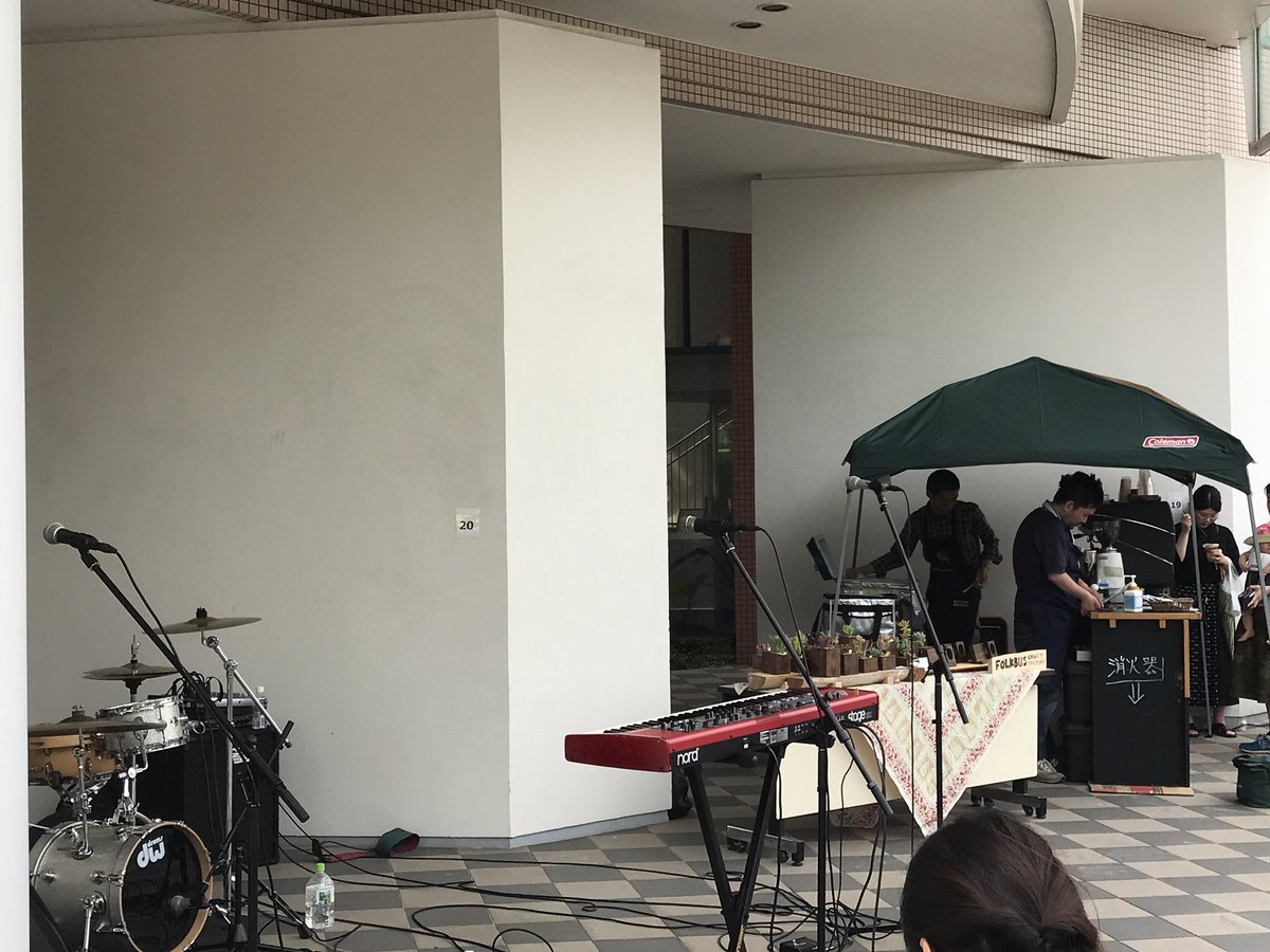 matsu07030's tweet photo. Neighbors Complainのライヴ、二部まであってたくさん聴けて嬉しかった〜小物のお店やホホホ座で本を買ったりと楽しかった〜 #NBCL https://t.co/gpmRsa9mg8
