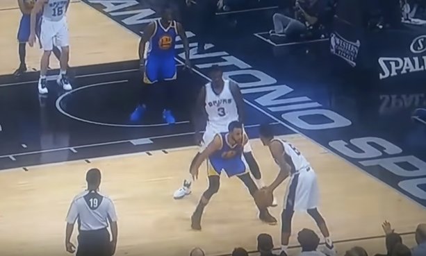 【影片】又見黑腳!馬刺悍將故意頂撞Curry膝蓋外側逃過判罰-黑特籃球-NBA新聞影音圖片分享社區