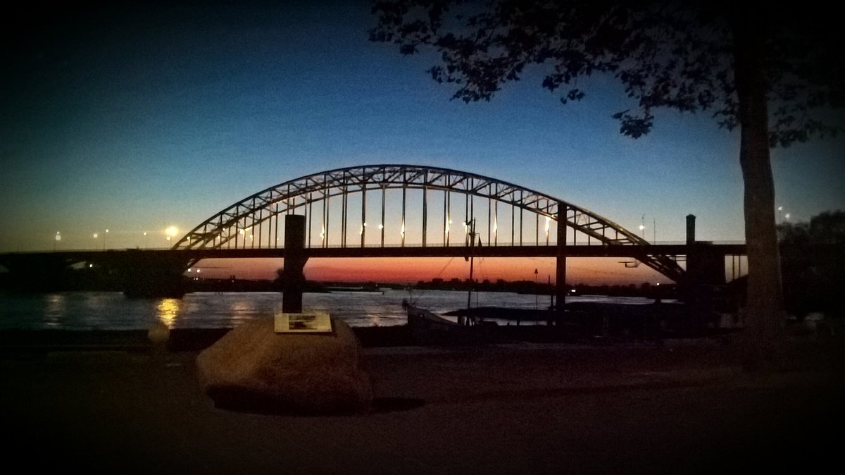 JurriaanTap's tweet photo. Just before #sunrise today @ #nijmegen #ooijpolder https://t.co/XALEE2IPG8