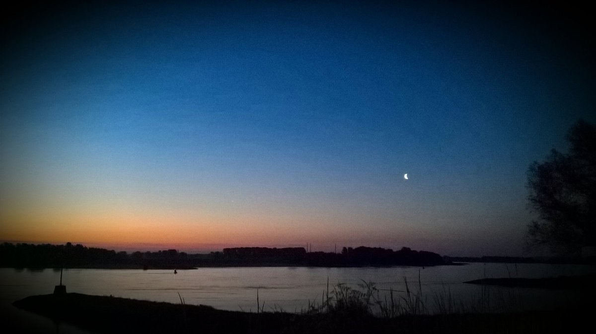 JurriaanTap's tweet photo. Just before #sunrise today @ #nijmegen #ooijpolder https://t.co/XALEE2IPG8
