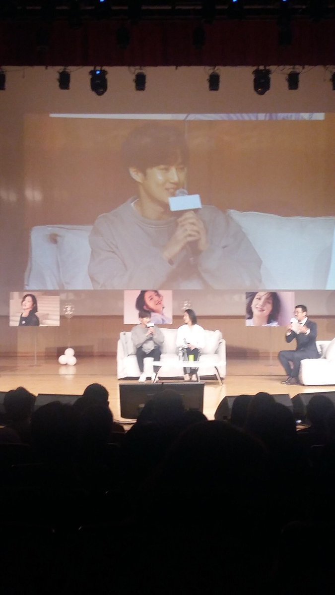 BUBBLETEAHOLIC's tweet photo. 170521 วันนี้ซูโฮมาเป็นแขกรับเชิญพิเศษให้คุณคิมโกอึนในงานแฟนมีตของเธอค่ะ ทั้งสองคนเป็นรุ่นพี่รุ่นน้องที่มหาลัย cr. Xiunow_99 https://t.co/QiYxhv7VZZ