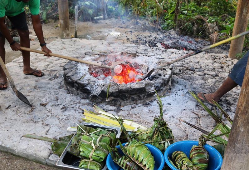 TourismFiji's tweet image. Have you tried a 'lovo' in Fiji? Translated to 'cook in earth,’ it's a traditional method to cook food underground! [I/G: @adventurebenji]