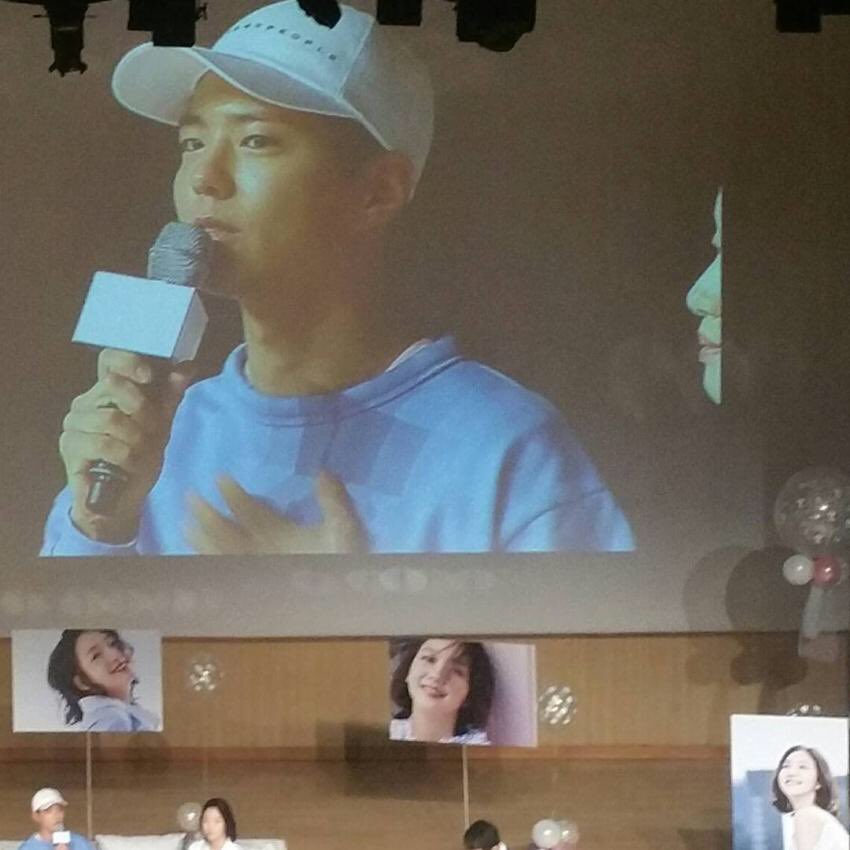 ParkBoGum_Intl's tweet photo. 170521 #ParkBoGum #박보검 attended Kim Goeun's fan meet today. He gifted saffron, fabric softener to her &amp; stayed in fm around 5 minutes. https://t.co/hYArmfsJta