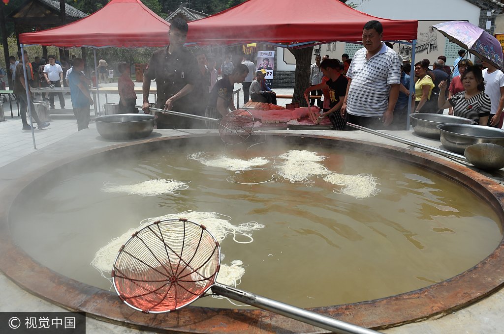 CGTNRadio's tweet image. Behold! The mother of all #cookingpots!  bit.ly/2qH4jp8