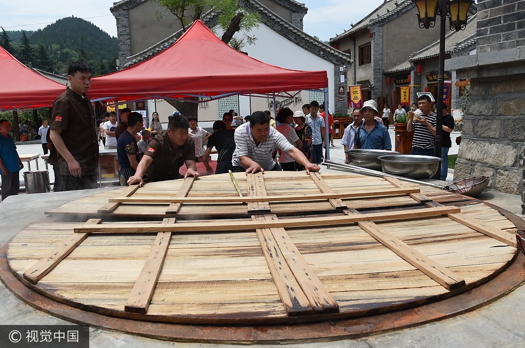 CGTNRadio's tweet image. Behold! The mother of all #cookingpots!  bit.ly/2qH4jp8