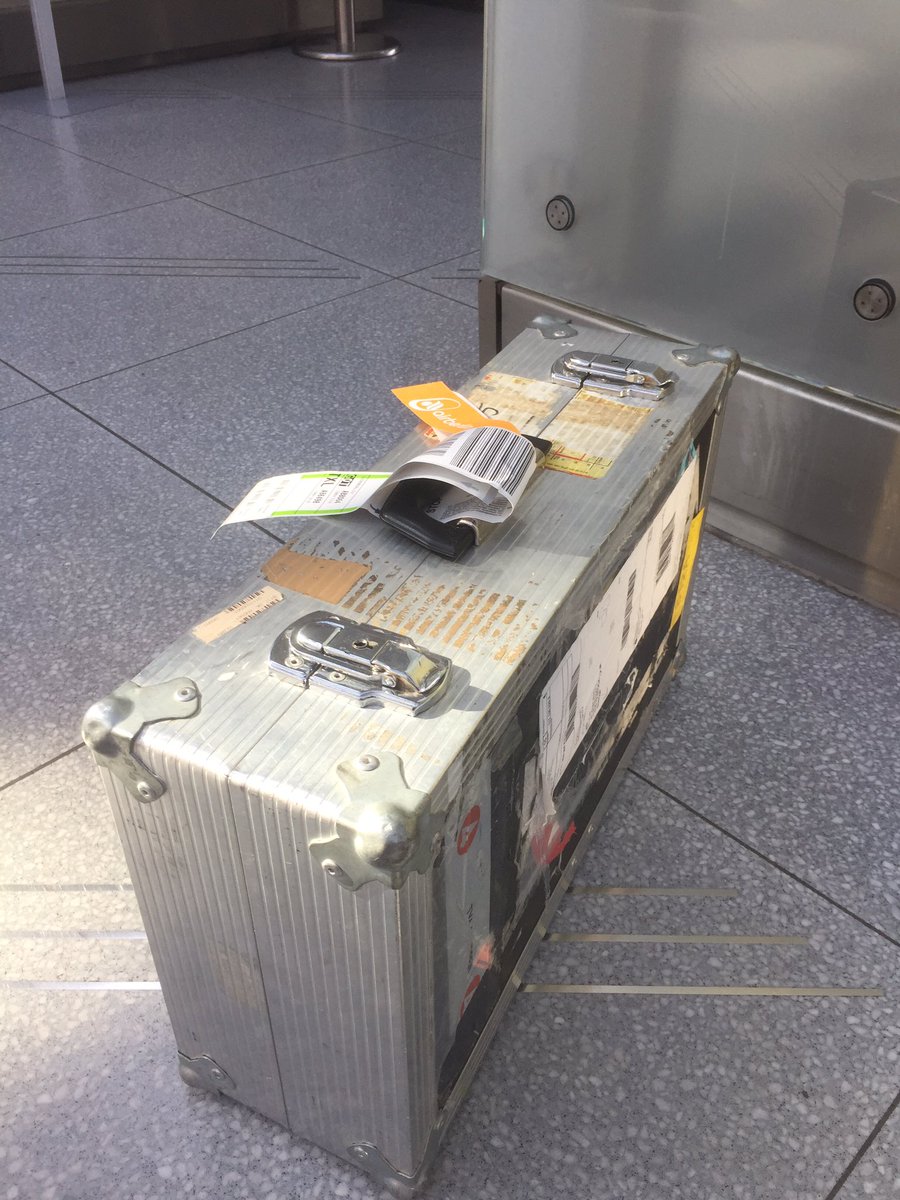 Mystisk resa, del 4: Redan på morgonen åker jag diskret till Kölns flygplats. Konstiga väskan är mitt enda sällskap.
