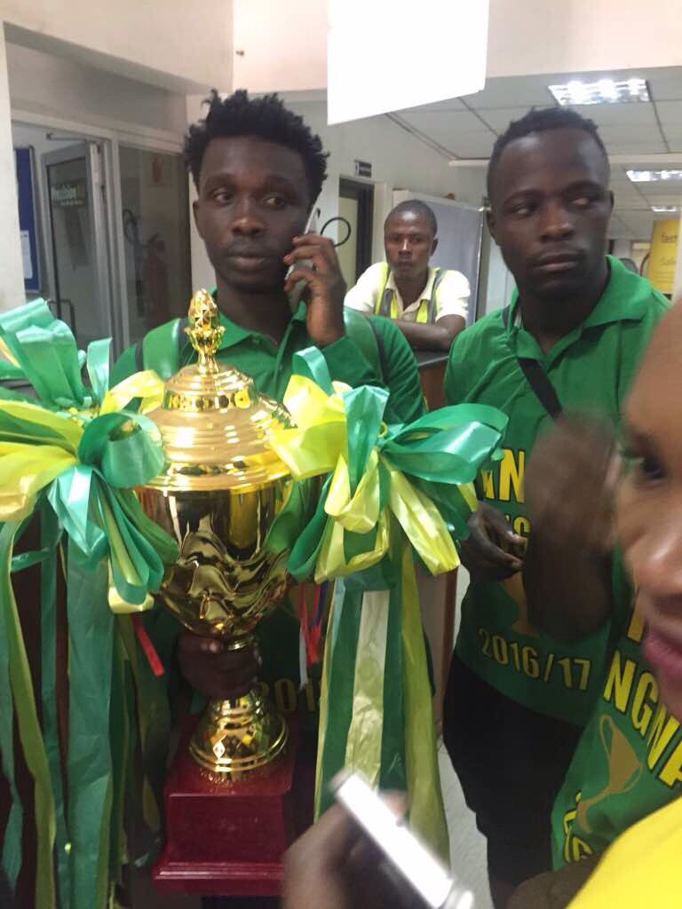 VodacomTanzania's tweet photo. #Exclusive: Mabingwa wa Ligi Kuu, @YoungAfricansSC wako uwanja wa ndege wa Mwanza hivi sasa tayari kwa safari ya kurejea Dar. #VPL2016Finals https://t.co/Nuj3hjdIVb