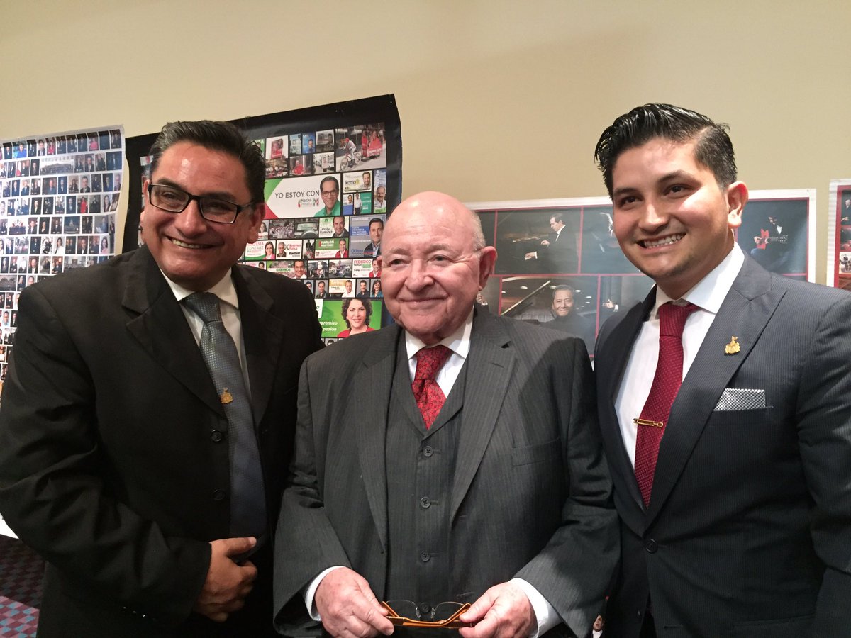 ROBIN5189's tweet photo. Un honor recibir el #PremioInternacionalMaya2017 en compañía de mi papá @RubenOrtegaM @RJXMJalisco @AristotelesSD @DrDanteHaro @jidemoya https://t.co/euQSO1blhp