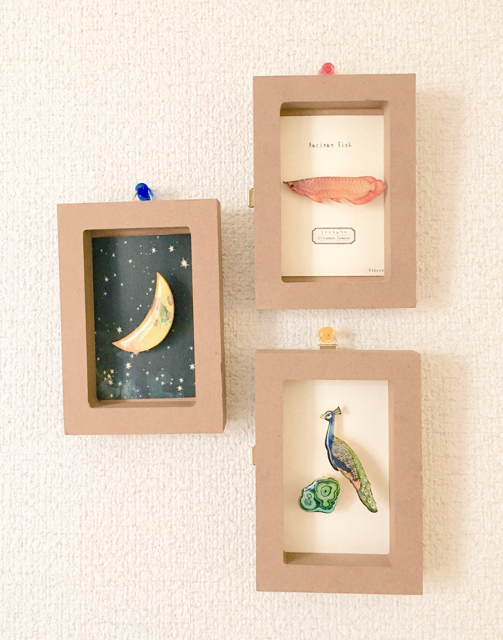 額縁のなかに、ブローチを飾るように作られております。 額縁のなかに、ブローチを飾るように作られております。
