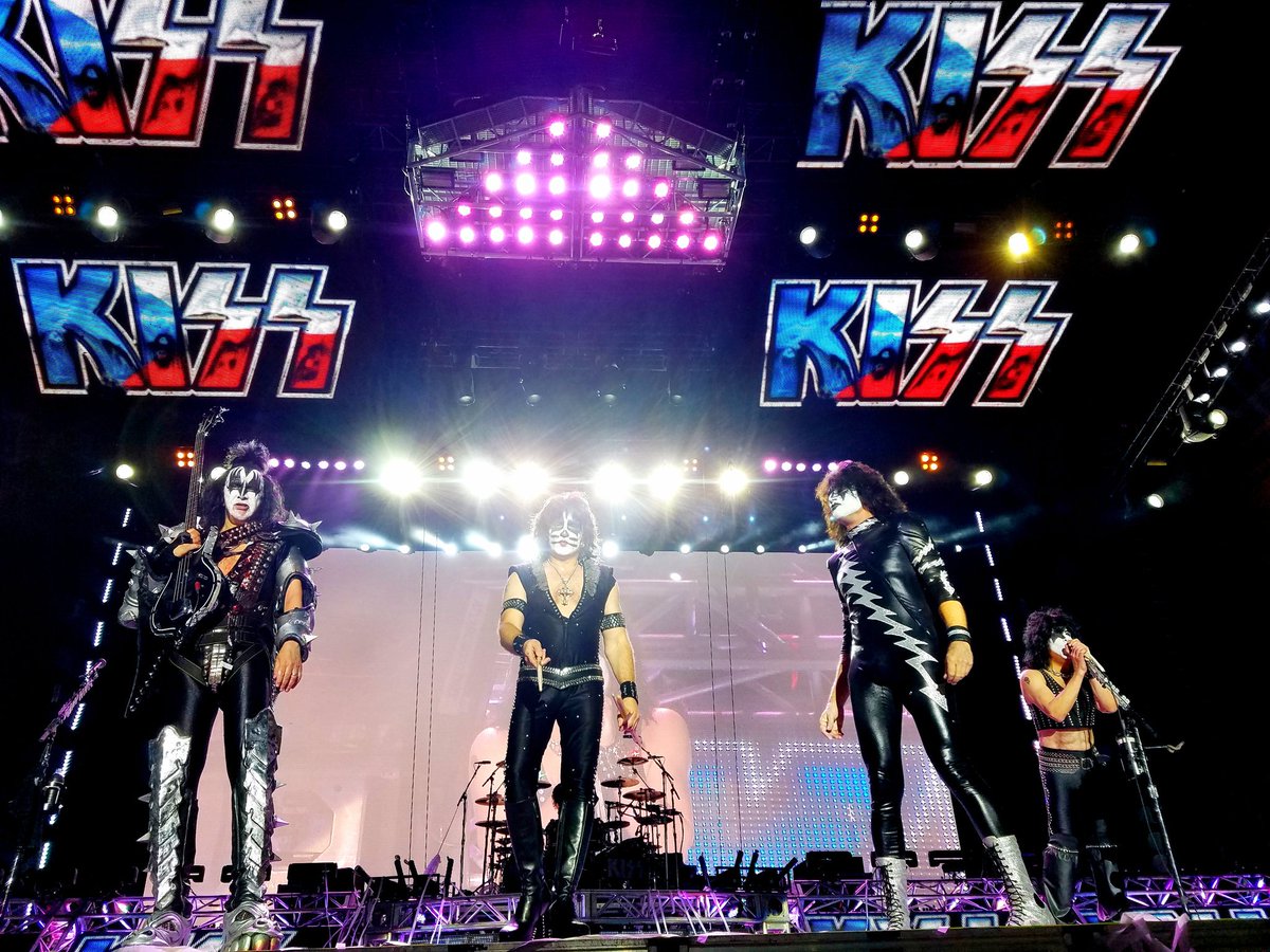 kiss's tweet photo. #KISSWORLD2017 last night in #Brno, #CzechRepublic https://t.co/pPdyHQxUNK