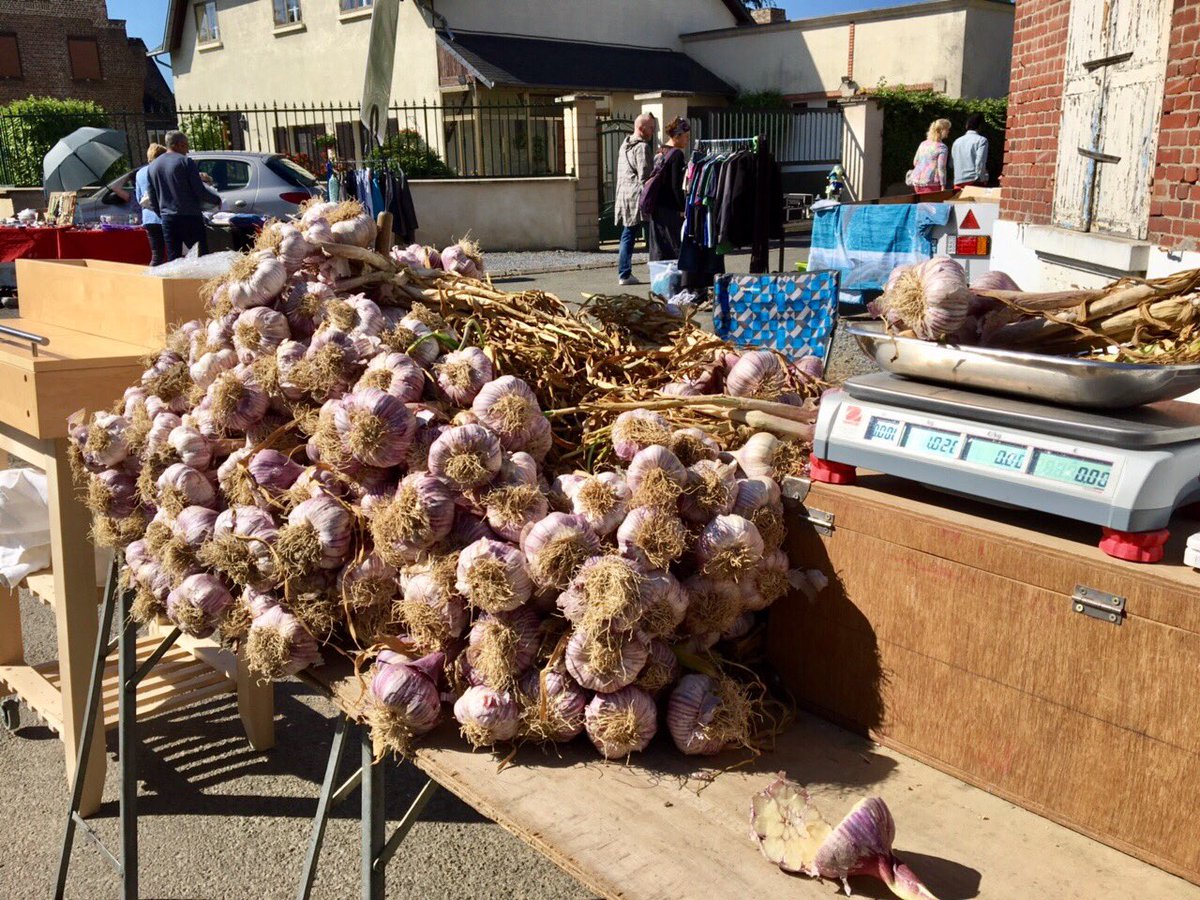 JulienDive's tweet photo. Belle journée pour dénicher les bonnes affaires à la brocante de #Roupy ! https://t.co/oPGqcbHcmE