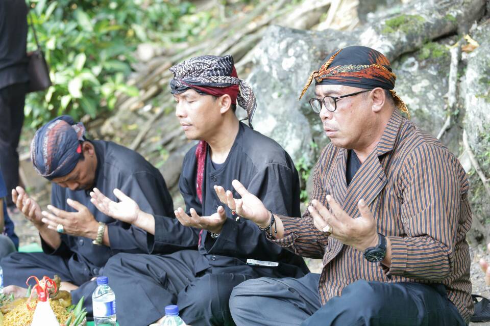 PemkabPemalang's tweet photo. 5) Dok.keg.Grebeg Nyadran di Telaga Silating @DesaSikasur  dlm rangka mnyambut datangnya bl Suci Ramadhan 1438 H.(21/5) https://t.co/qaLOmlpReJ