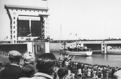 Rijkswaterstaat's tweet photo. Eén van de drukste kanalen van Europa; het #AmsterdamRijnkanaal, bestaat vandaag 65 jaar! https://t.co/NnjDNYPjCu https://t.co/4WeXnRVsLt