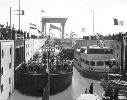 Rijkswaterstaat's tweet photo. Eén van de drukste kanalen van Europa; het #AmsterdamRijnkanaal, bestaat vandaag 65 jaar! https://t.co/NnjDNYPjCu https://t.co/4WeXnRVsLt