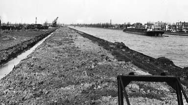 Eén van de drukste kanalen van Europa; het #AmsterdamRijnkanaal, bestaat vandaag 65 jaar! bit.ly/2qsmUFb