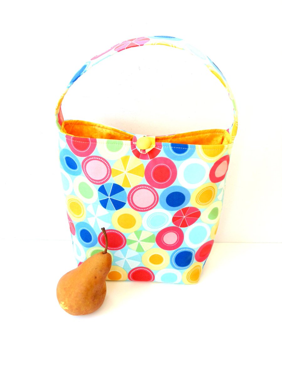 NancyEllenSt's tweet photo. Lunch tote bag with handle, bright colorful circles, backโฆ https://t.co/5FfSH3mfoG #NancyEllenStudios #ButtonClosure https://t.co/luaxT83IcT