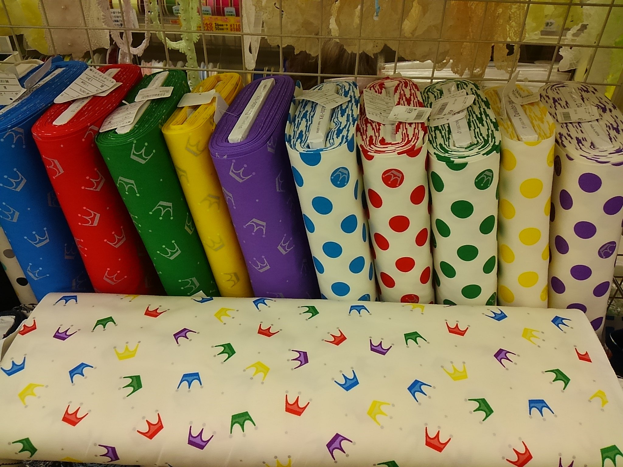 まこと ゆうき このシリーズ 嵐ファンのための生地じゃね カラー揃ってるし嵐マークの王冠部分ぽいし ワクワクやツアーどうなるかわからないのに 参戦服これで作ろうと思ってとりあえず買った 笑 T Co Tmlvsygae5 Twitter