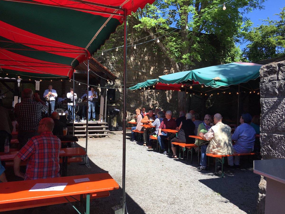 TSchepukat's tweet photo. 11 Uhr und Start des #weißwurst #Frühstück. Heute #festbetrieb bis 22 Uhr inkl. #Kinderprogramm heute Mittag. #giemaul https://t.co/yiIJdoCUYY