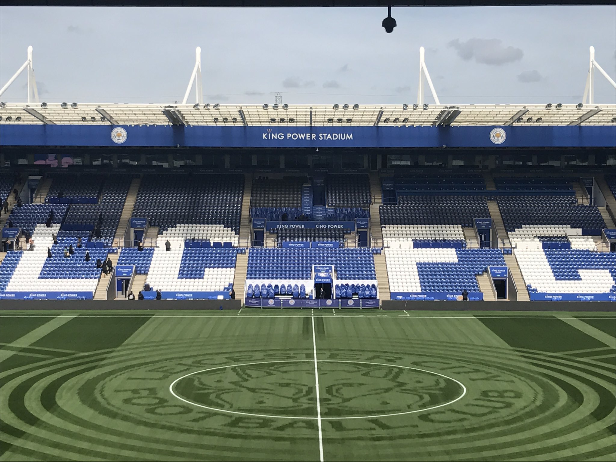 Leicester City Japan キングパワースタジアムのピッチにレスターのロゴが描かれました 本日行われる今季最終戦のために作られたものです T Co Yrihxw4ujq Twitter