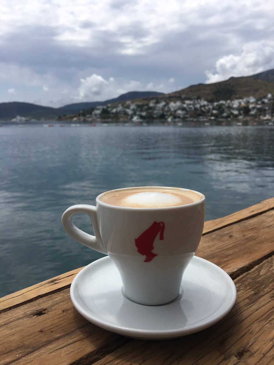 Günün kahvesini, uçsuz bucaksız Hardal Türkbükü manzarasına doğru içmeye ne dersiniz? ☕️😏
