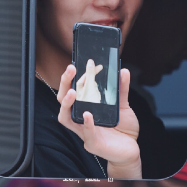 Minstory931103's tweet photo. 170521 퇴근 하트하트 프리뷰 
#몬스타엑스 #민혁 #MINHYUK @OfficialMonstaX https://t.co/BSuUT5lXes