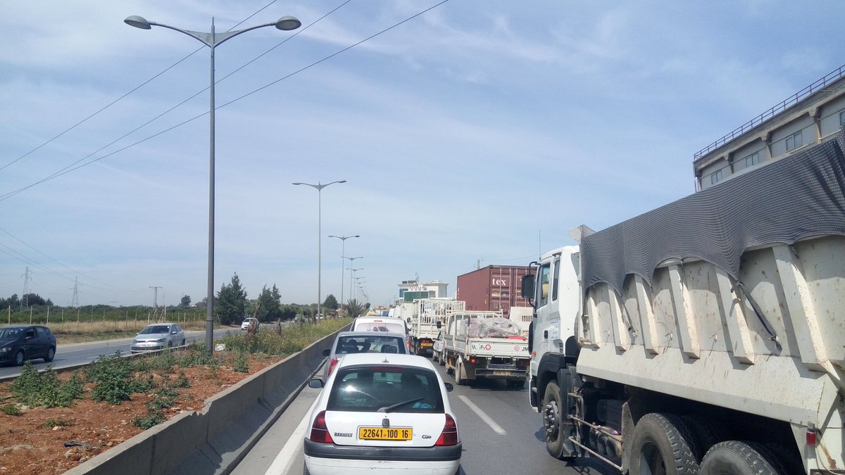 kdjdz's tweet photo. Emboutillage sur la RN11, #Reghaia vers #Alger, 1h44 pour 14km, même courir à pieds je fais mieux

#kebchfute
@infotraficalg https://t.co/wZU8V2PQ9q