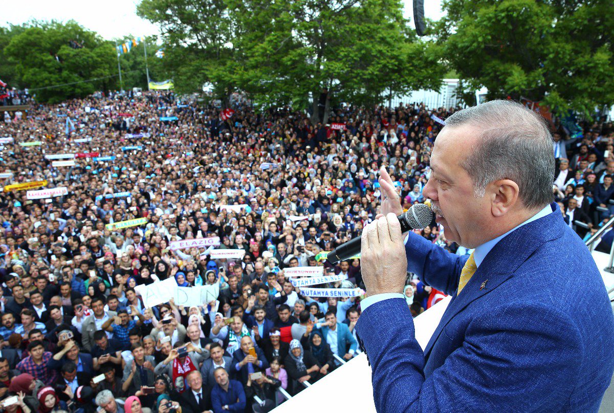 Cumhurbaşkanı Erdoğan ve Başbakan Yıldırım, Ankara Arena Spor Salonu girişinde vatandaşlarımızı selamladılar. #YeniAtılımDönemi