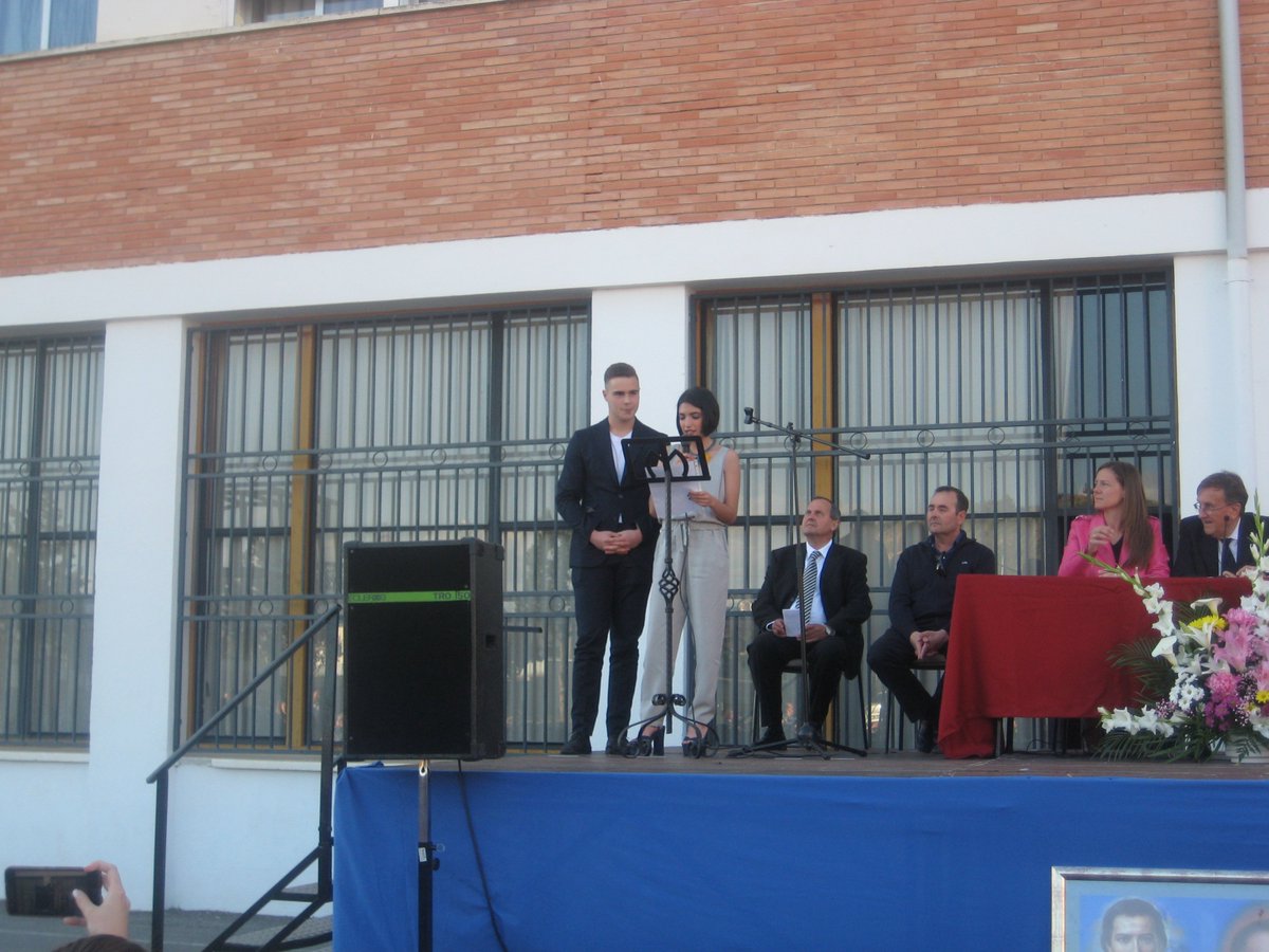 bachsantamaria's tweet photo. 19 may.Despedida 2 
Acto académico.
Pero los alumnos  tienen la última palabra. Ellos deciden su destino, esfuerzo y pasión para llegar.💪😍✌️ https://t.co/OT3OFpApqE
